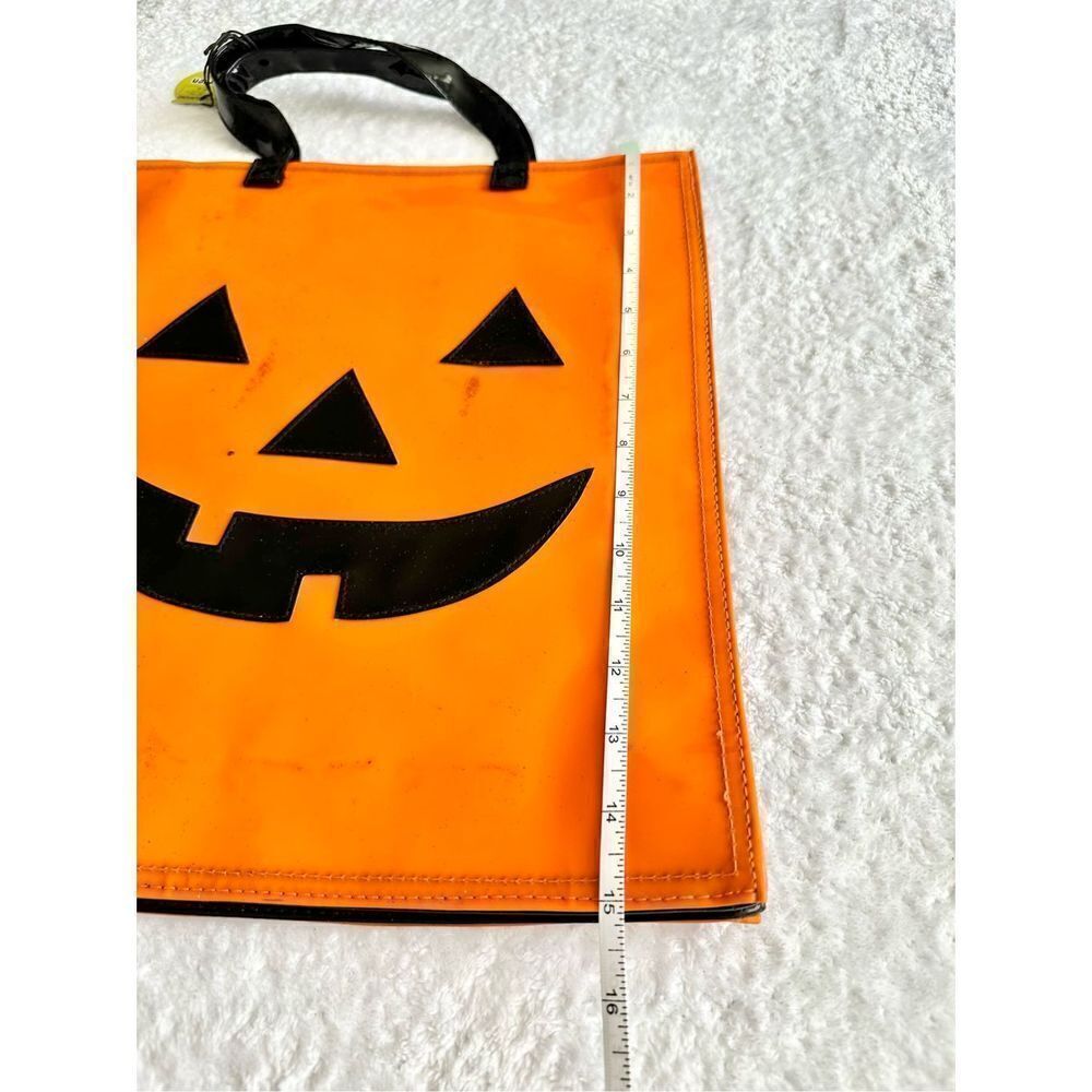 Black and orange Halloween jack-o’-lantern tote bag - Picture 3 of 3